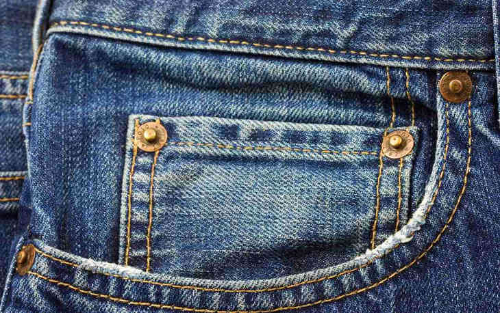 Специалисты рассказали, кому опасно носить джинсы с высокой талией
