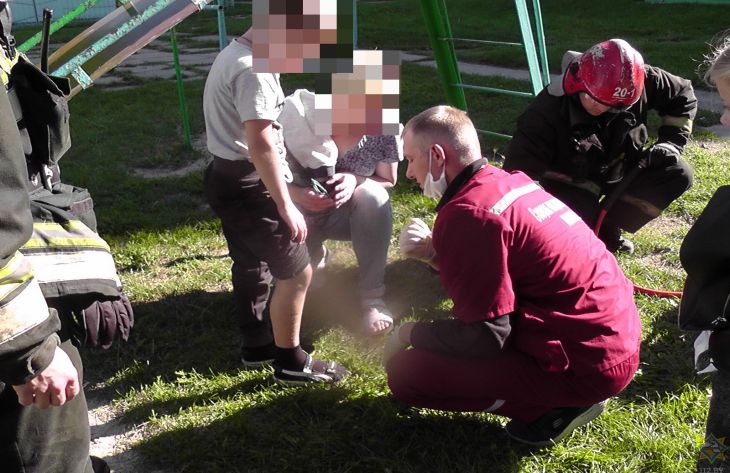 В Светлогорске сотрудники МЧС спасли мальчика, который застрял в железной горке