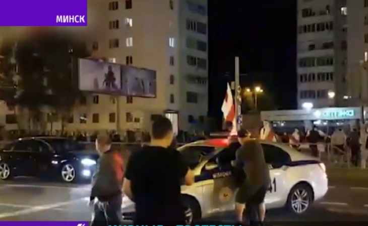 БТ о «мирных» акциях в Минске: протестующие нападали на милиционеров, бросались на авто ГАИ