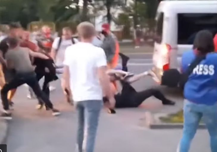 В Молодечно двух парней приговорили к трем годам за то, что отбивали задержанных у омоновцев В Молодечно двух парней приговорили к трем годам за то, что отбивали задержанных у омоновцев