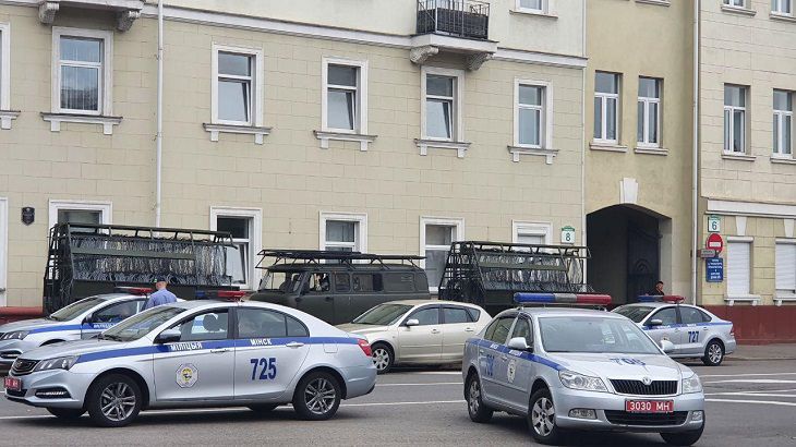 Ножи, топоры, наклейки. Легковой автомобиль с «негосударственной атрибутикой» обнаружили в Минске