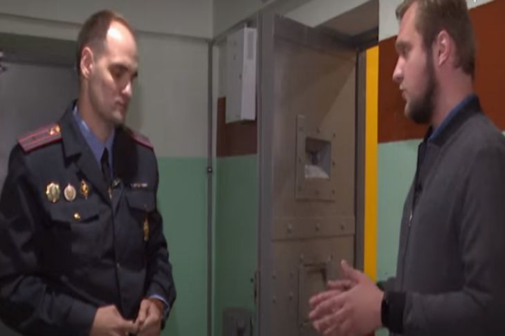 На СТВ показали, в каких условиях содержатся заключенные и чем их кормят на Окрестина