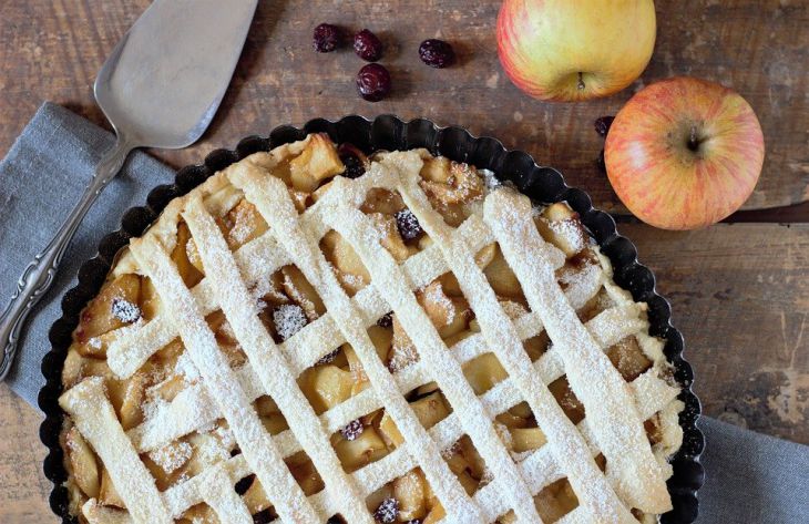 Яблочный пирог за 10 минут: простой рецепт
