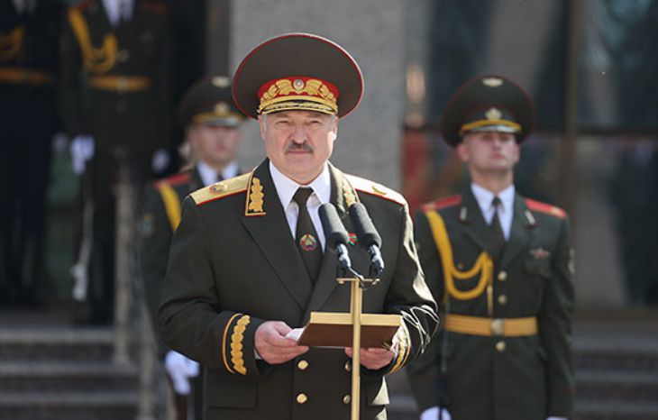 Лукашенко поблагодарил военных за разгон митингующих