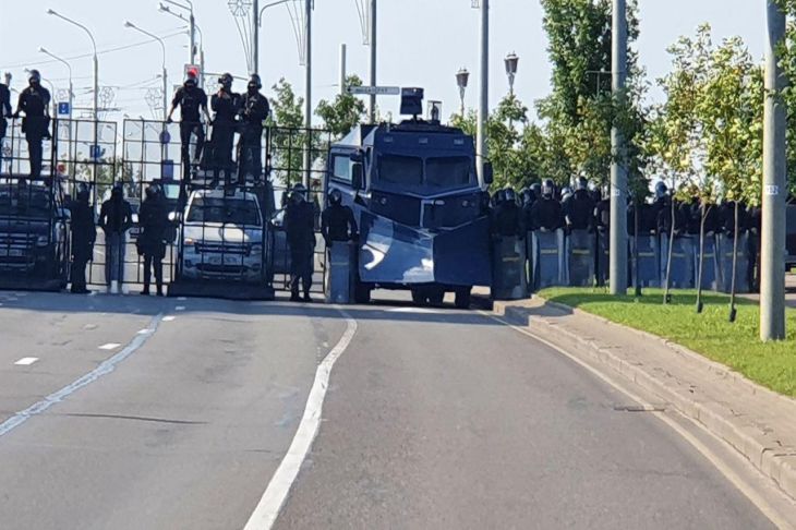 К резиденции Лукашенко в Минске стянули бронетехнику К резиденции Лукашенко в Минске стянули бронетехнику