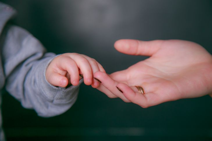 Почему матери важно чаще прикасаться к ребенку: выводы исследователей