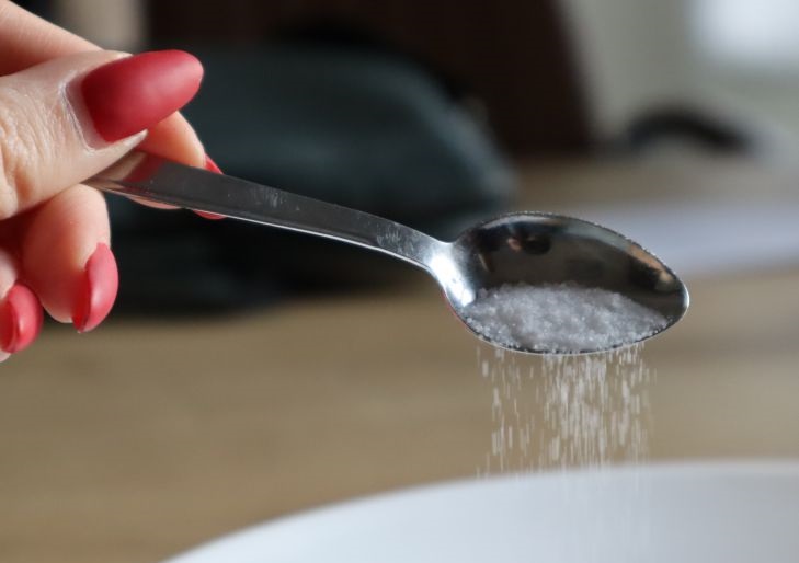 Специалисты не рекомендуют солить блюда во время готовки. И вот почему