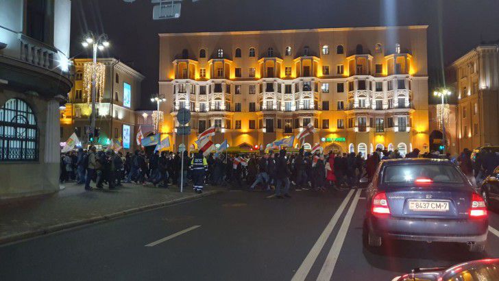 Машина сбила солдата во время протестов в Минске Машина сбила солдата во время протестов в Минске