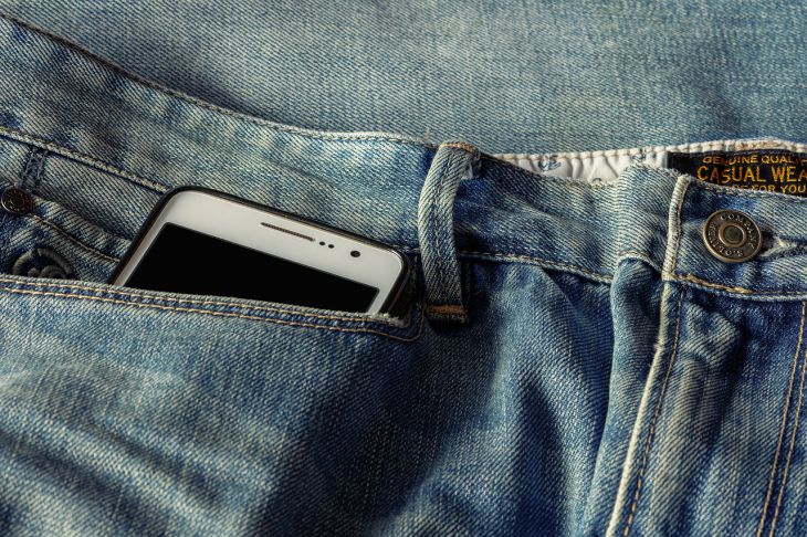 Опасно для здоровья: эксперты не рекомендуют носить смартфон в кармане