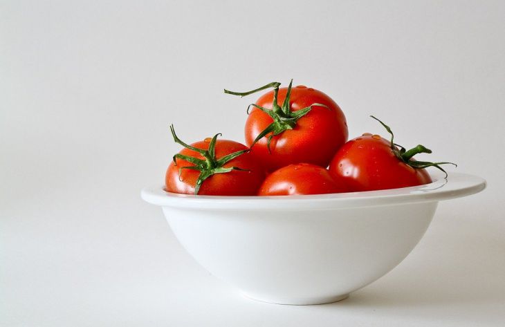 Малосольные томаты с чесноком и зеленью: простой рецепт вкусной закуски