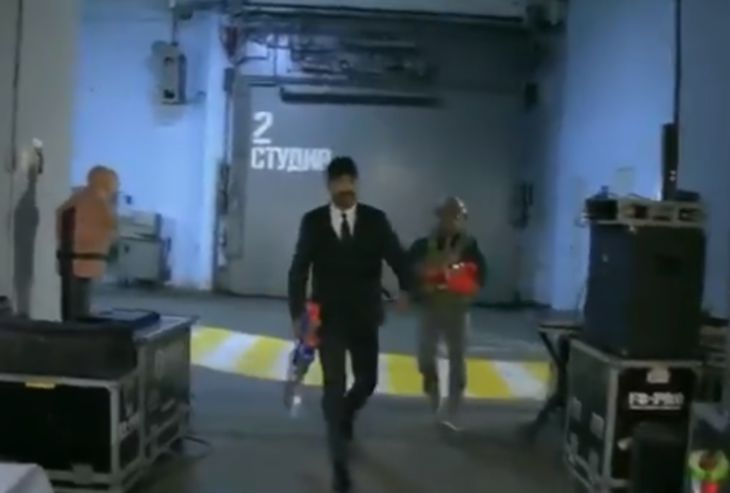 Иван Ургант с игрушечным автоматом спародировал Лукашенко