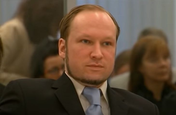 Андерс Брейвик, убивший 77 человек, попросил условно-досрочного освобождения