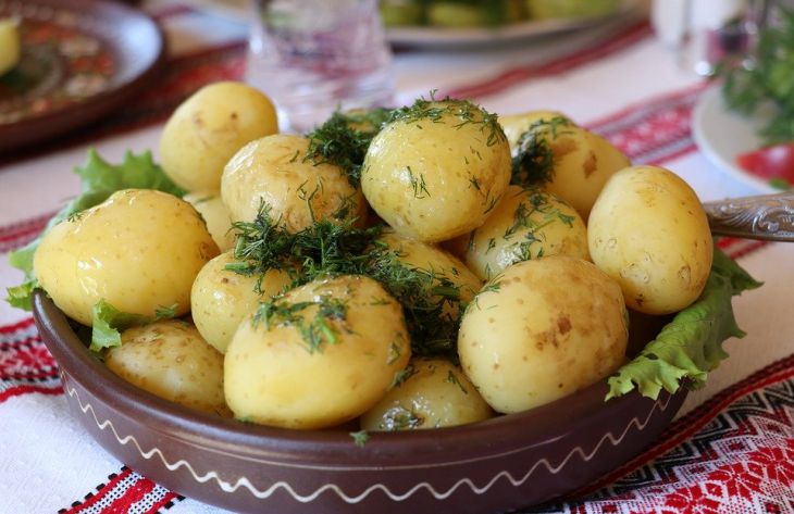 Как правильно варить вкусную картошку с укропом: рецепт и полезные советы