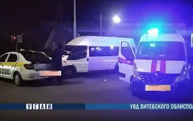 Маршрутка и такси столкнулись на перекрестке в Витебске