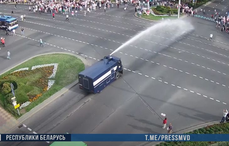 МВД сообщило о применении водомета на акции протеста в Бресте