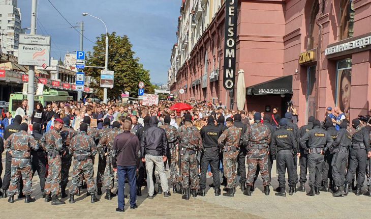 Чиновники предложили белорускам не стоять на улице, а заняться бытом