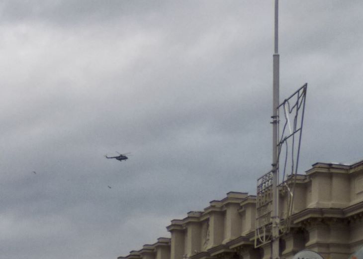 Кого-то забрали или высадили: В Минске в Парке Победы внезапно сел военный вертолет