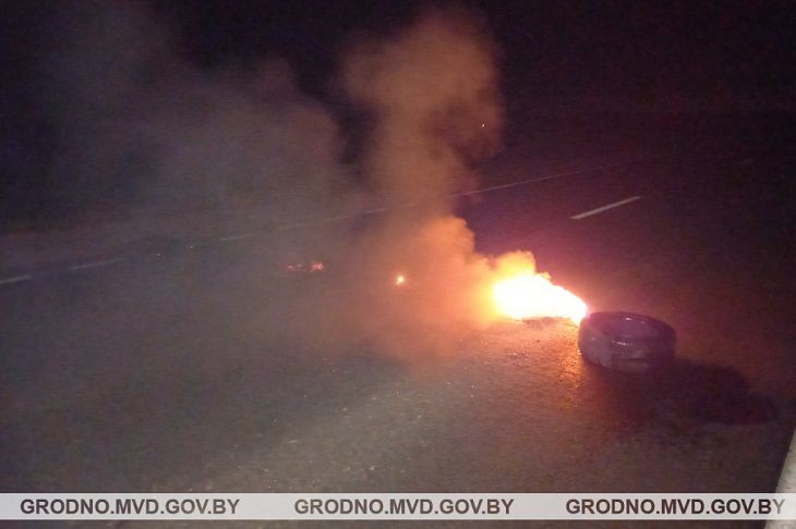 В Слонимском районе тоже жгли на дороге покрышки