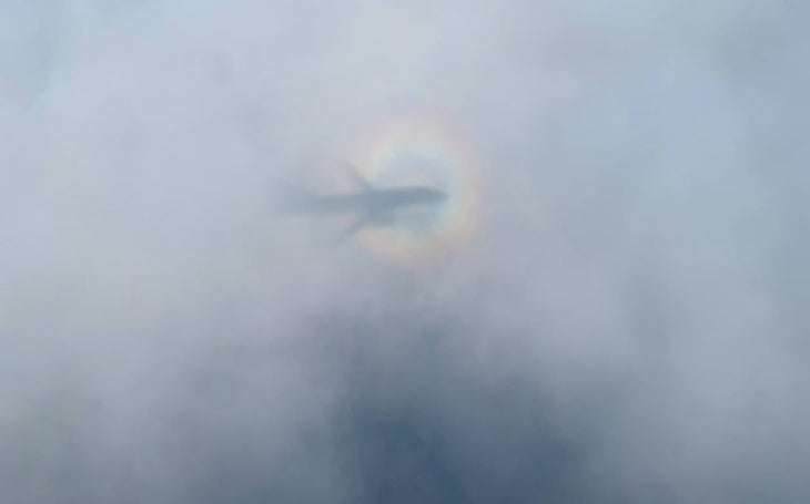 Удивительное явление: Пассажир выглянул в иллюминатор и увидел невероятное Удивительное явление: Пассажир выглянул в иллюминатор и увидел невероятное