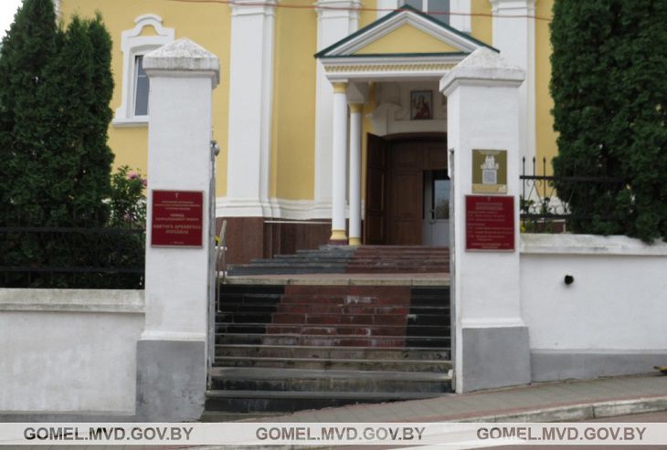 В Мозыре пьяный мужчина пытался украсть из церкви урну с пожертвованиями и уснул