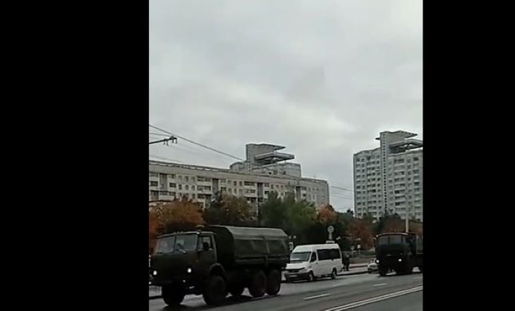 В Минск стягивают колонны военной техники и автозаков: во дворах замечены силовики В Минск стягивают колонны военной техники и автозаков: во дворах замечены силовики
