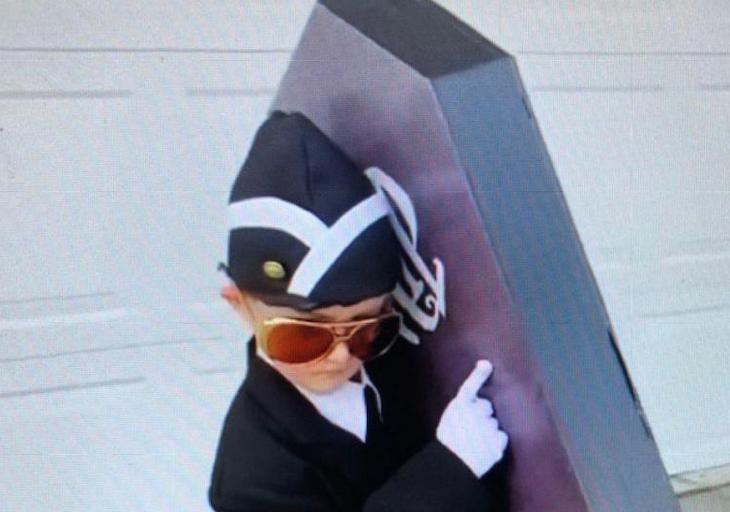 Косплей удался: Родители одели сына в гробовщика на Хеллоуин