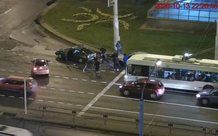 В Минске заблокировавшая дорогу компания избила водителя и пассажира авто – кадры