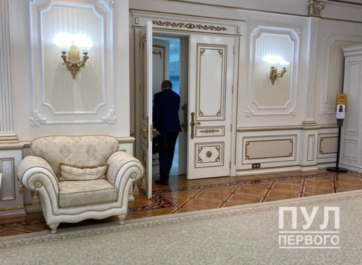 Лукашенко проводит непубличные встречи во Дворце независимости