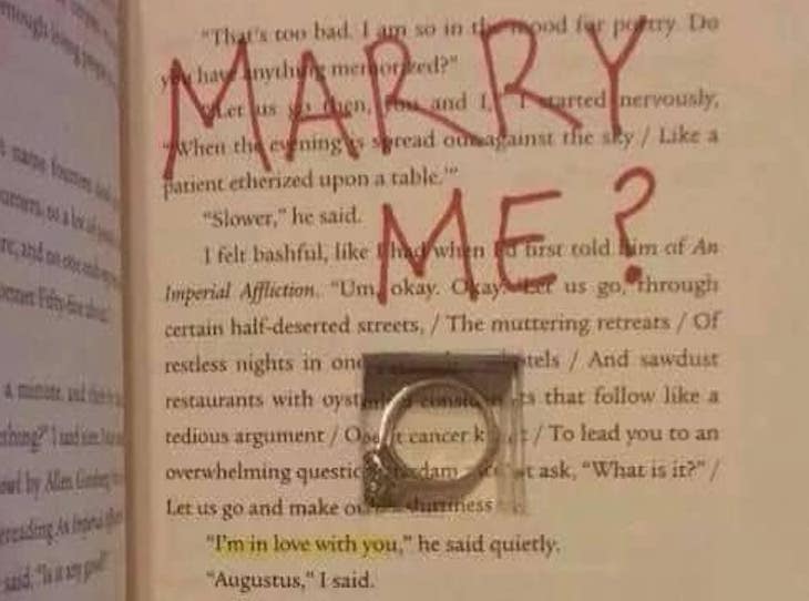 Романтика или вандализм: Девушка увидела в книге предложение выйти замуж, но это взбесило ее