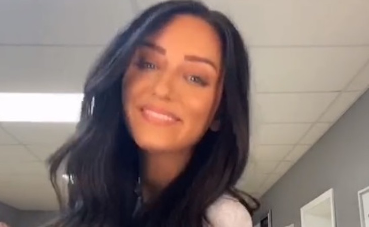 Настоящая красавица: Девушка показала подписчикам свою маму и теперь парни потеряли интерес к дочке