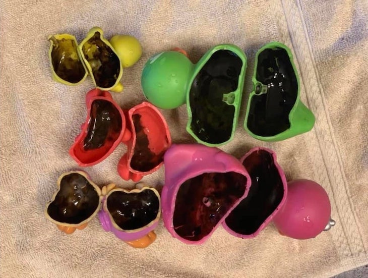 Детская травма: Женщина показала, как выглядят игрушки для ванны изнутри