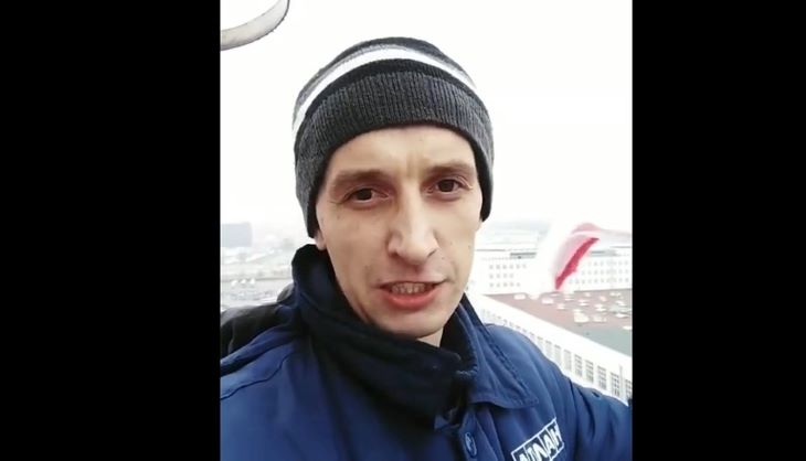 Рабочий залез на трубу завода «Атлант» и призвал Лукашенко уйти: ОМОН и сотрудники КГБ уже на месте 