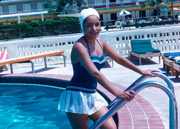 Внук оцифровал фото бабушки из юности и доказал, что она может преподать урок современным моделям