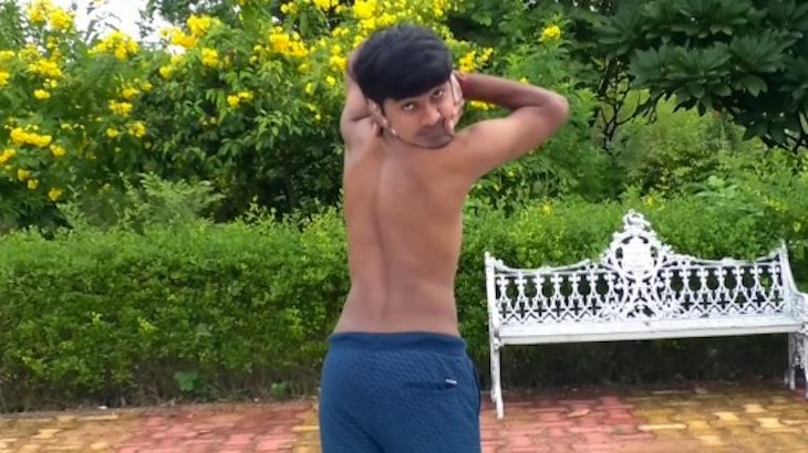 Парень в детстве увлёкся йогой и теперь может повернуть голову на 180 градусов