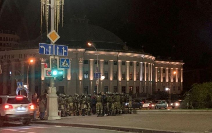 Силовики жестко разгоняли протесты вечером в центре Минска