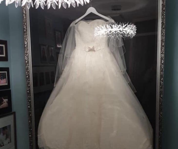 Девушка сохранила свадебное платье, однако фото напоминает фильм ужасов