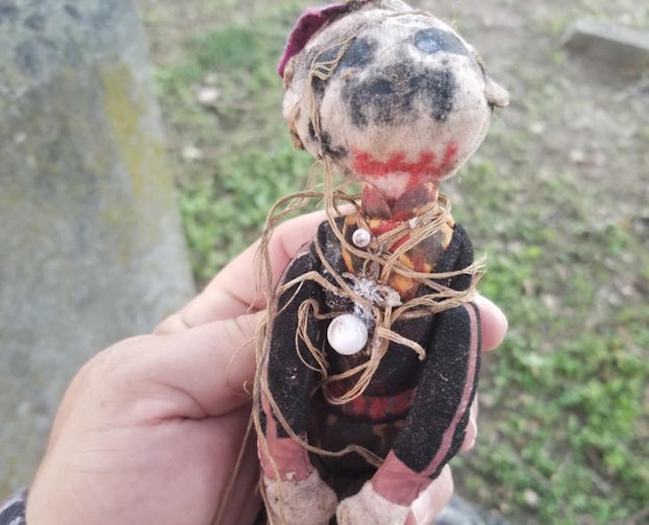 Он в опасности: Парень нашёл у могилы самодельную куклу с запиской, которая напугает любого