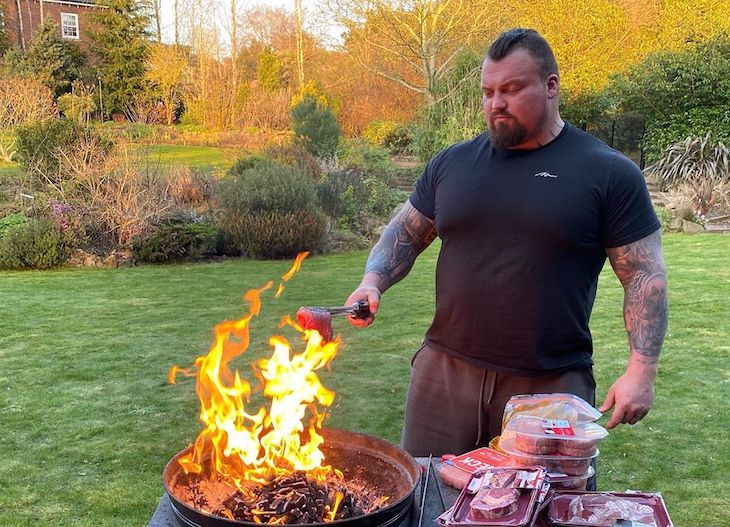 Жена одного из самых сильных людей в мире показала, чем он питается