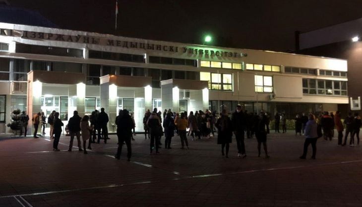 Студенты БГМУ устроили акцию против отчислений студентов: без ОМОНа не обошлось 