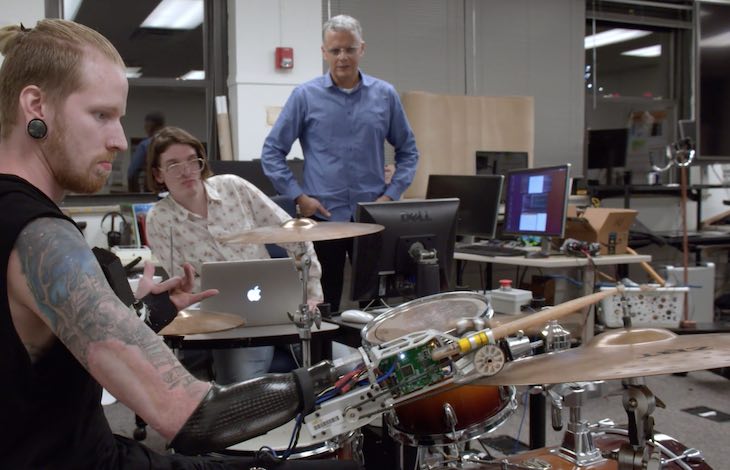 Парень потерял руку, но стал лучшим барабанщиком в мире Парень потерял руку, но стал лучшим барабанщиком в мире