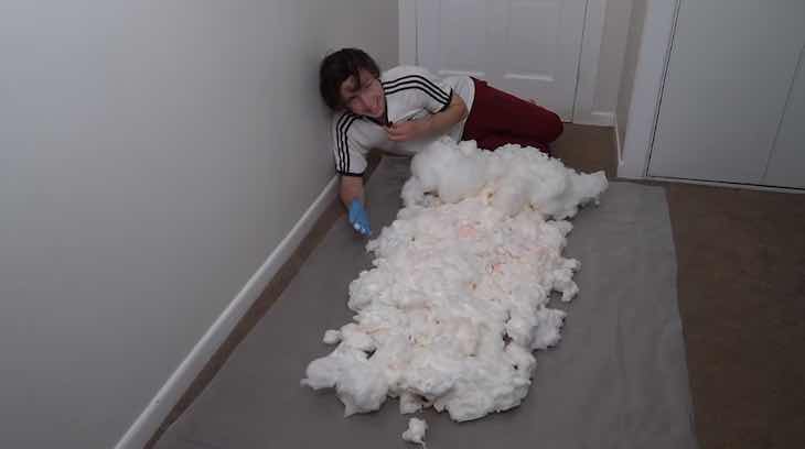 Худшая идея: Парень сделал матрас из сахарной ваты, чтобы знать, каково это спать на облаке