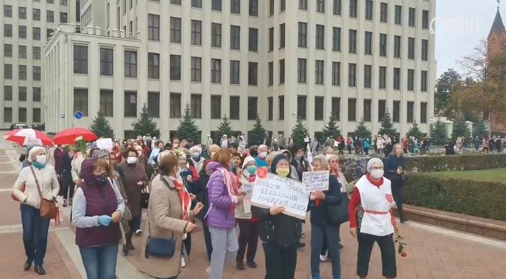 В понедельник на протест в Минске вышли пенсионеры: они маршируют по центру города