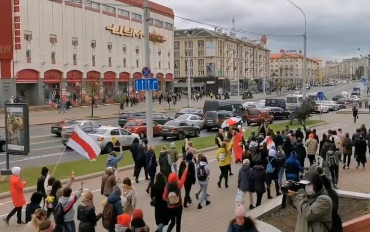 Студенты встали на колени, женщины гуляют с цветами: что происходит в Минске 17 октября