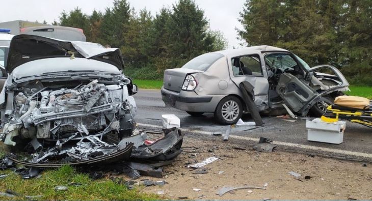 Серьезная авария под Зельвой: водитель не рассчитал время обгона