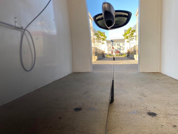 Оптическая иллюзия: Парень отполировал свою машину так, что она исчезла