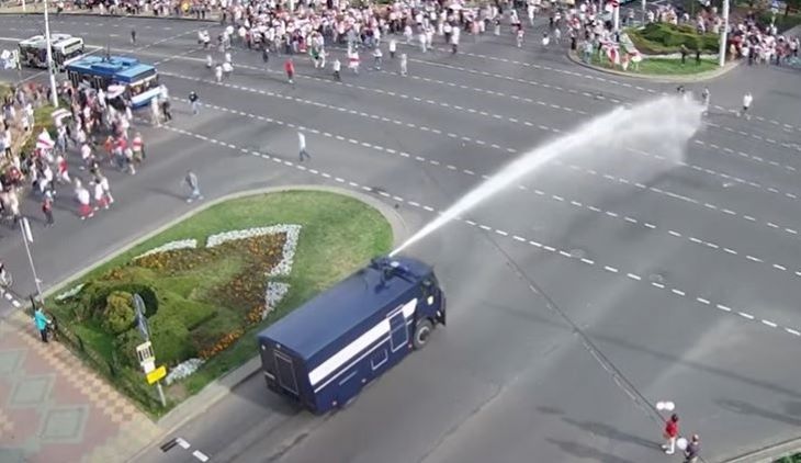 В Минске мужчина на протесте вырвал гидронасос у водомета: милиция его задержала 