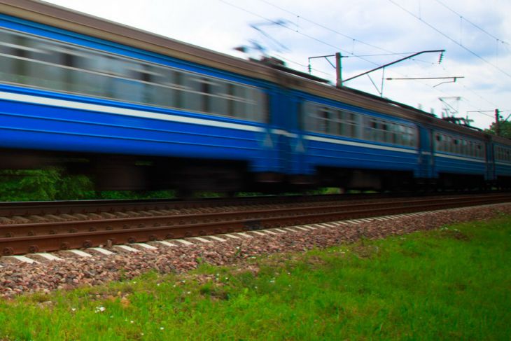 Под Минском неизвестные установили проволоку на рельсы: машинист поезда был вынужден экстренно затормозить