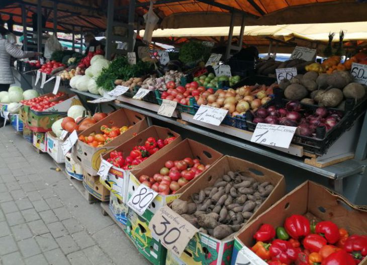 На Скидельском рынке в Гродно многолюдно, цены здесь ниже, чем на мини-рынках