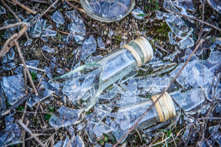 В Гродно пьяный мужчина бросил в 4-классника бутылку: у ребенка перелом черепа
