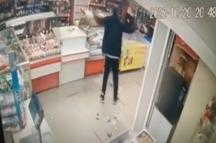 В Бобруйске пьяный мужчина разгромил продуктовый магазин